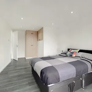 https://lovely-4-bed-apartment-perfect-for-families.cambridgehotelsuk.com